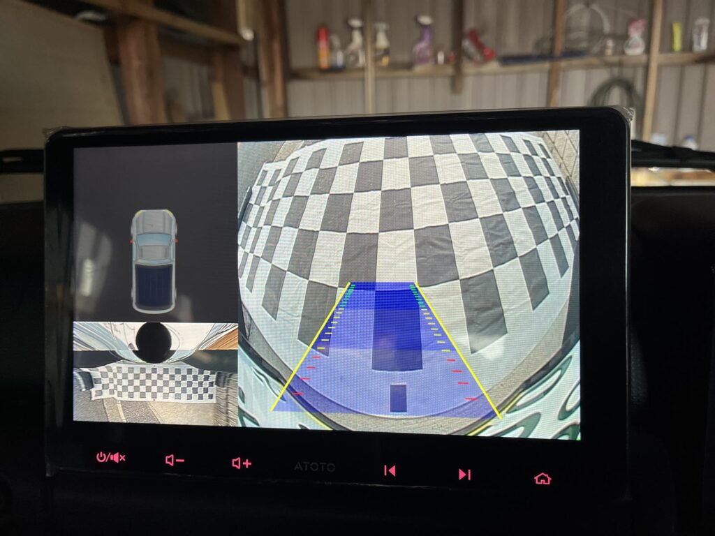 キャリブレーション後の仮想サラウンドビュー。車の3Dモデル付きの俯瞰表示