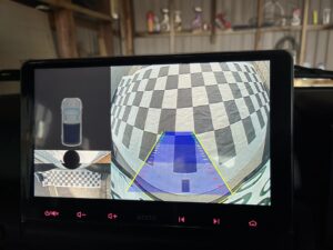 キャリブレーション後の仮想サラウンドビュー。車の3Dモデル付きの俯瞰表示