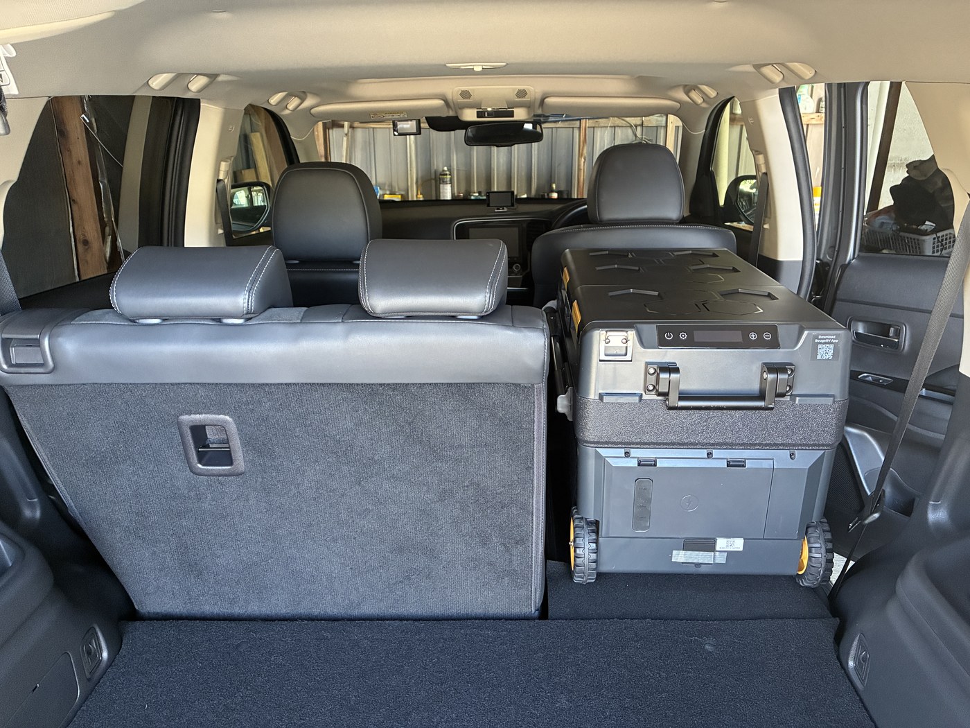 BougeRV CRD2 V2.0 40LをアウトランダーPHEVの荷室に積んだ状態