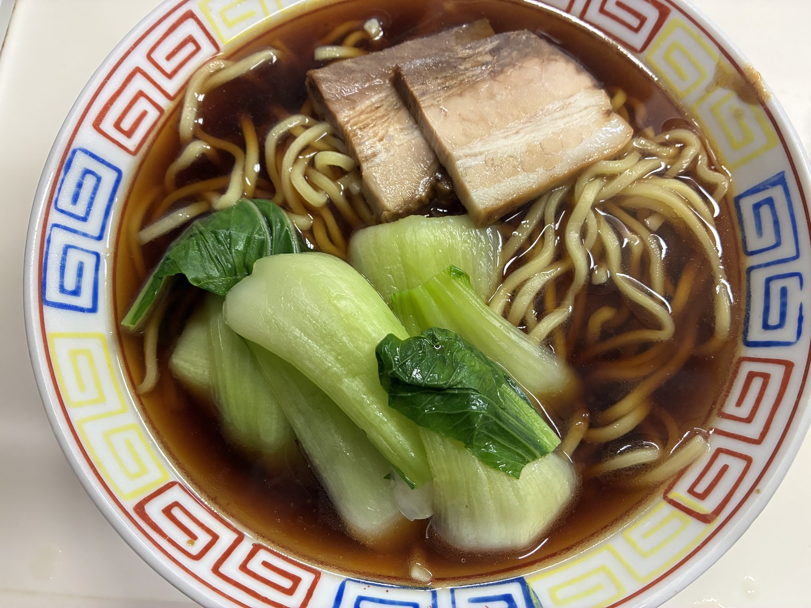 家で作った富山ブラックラーメン。黒醤油の濃いスープにチャーシューと青菜