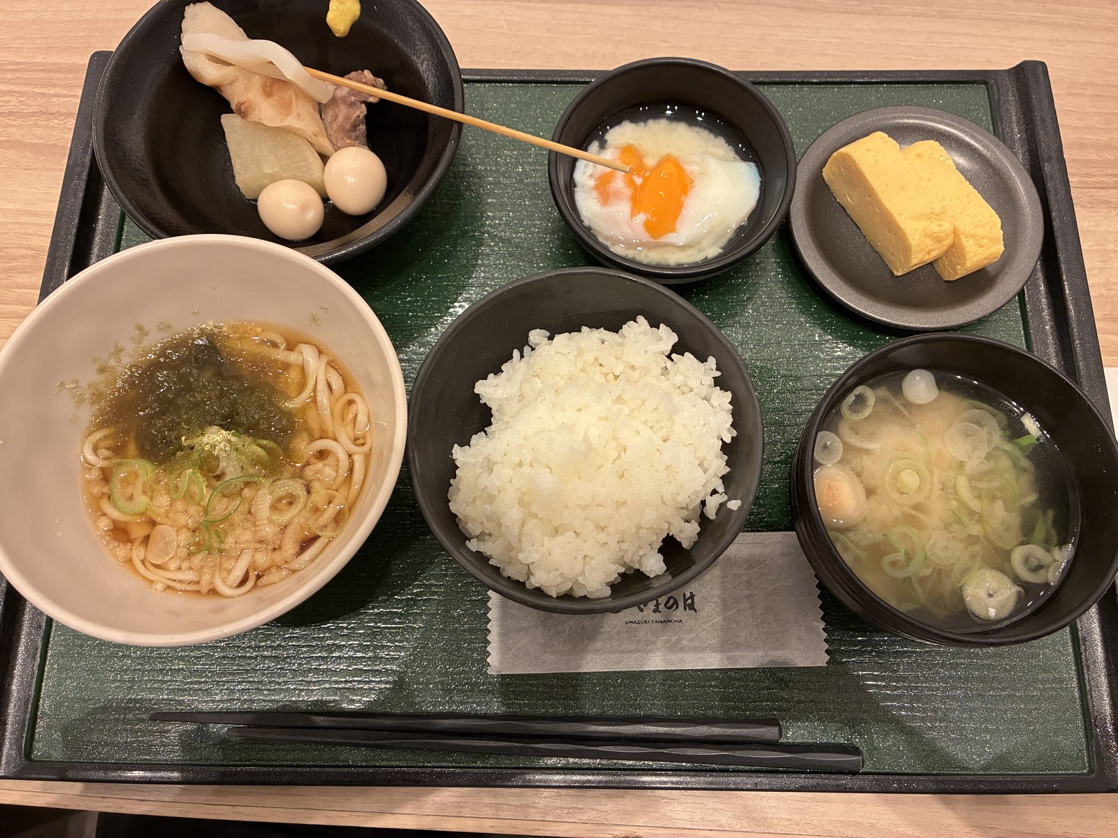 宇奈月温泉やまのはの朝食。うどん、だし巻き、おでん、ご飯、味噌汁