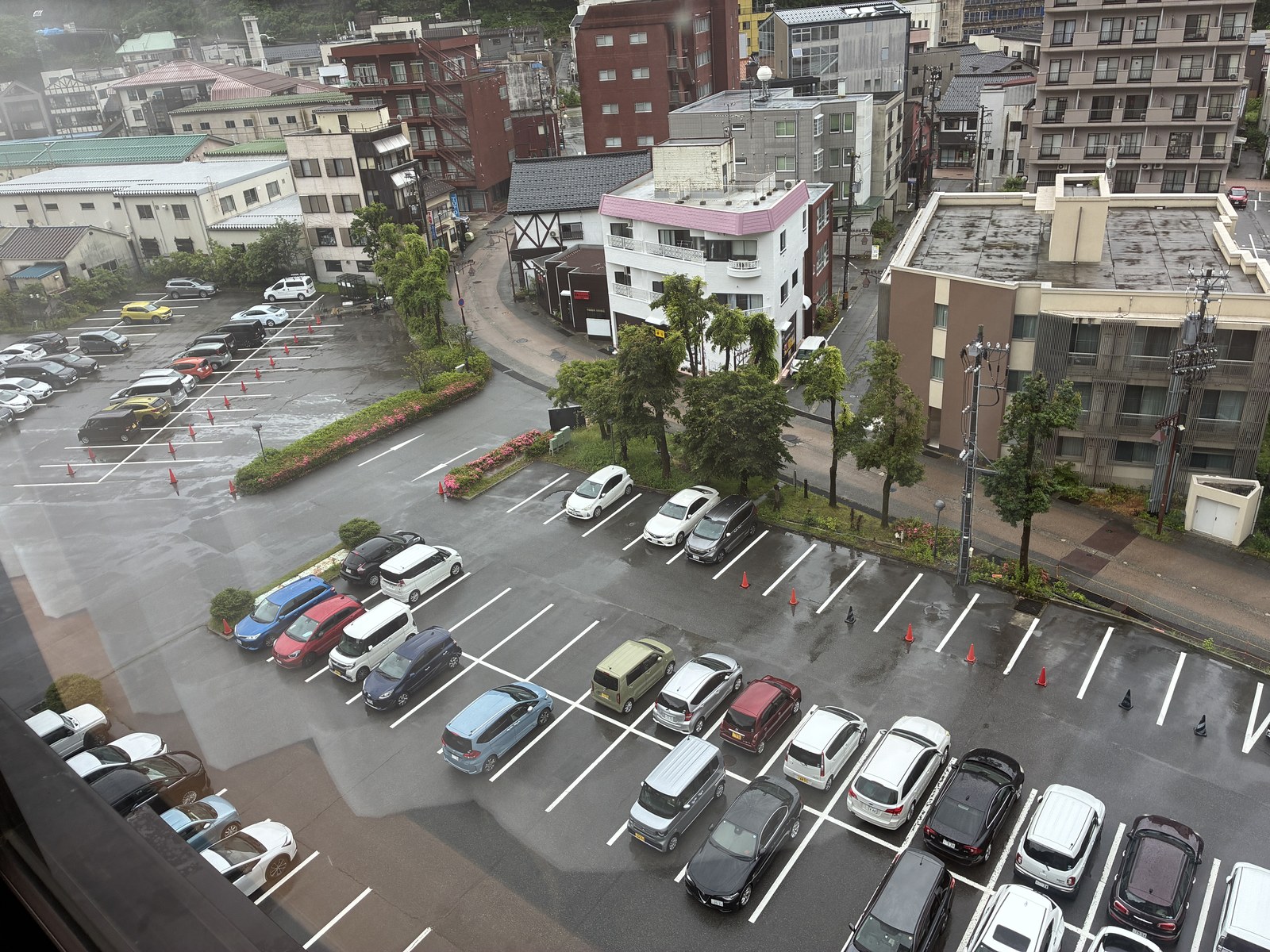 台風の日の朝、宇奈月温泉やまのはの駐車場。一番奥がアウトランダーPHEV GG3W