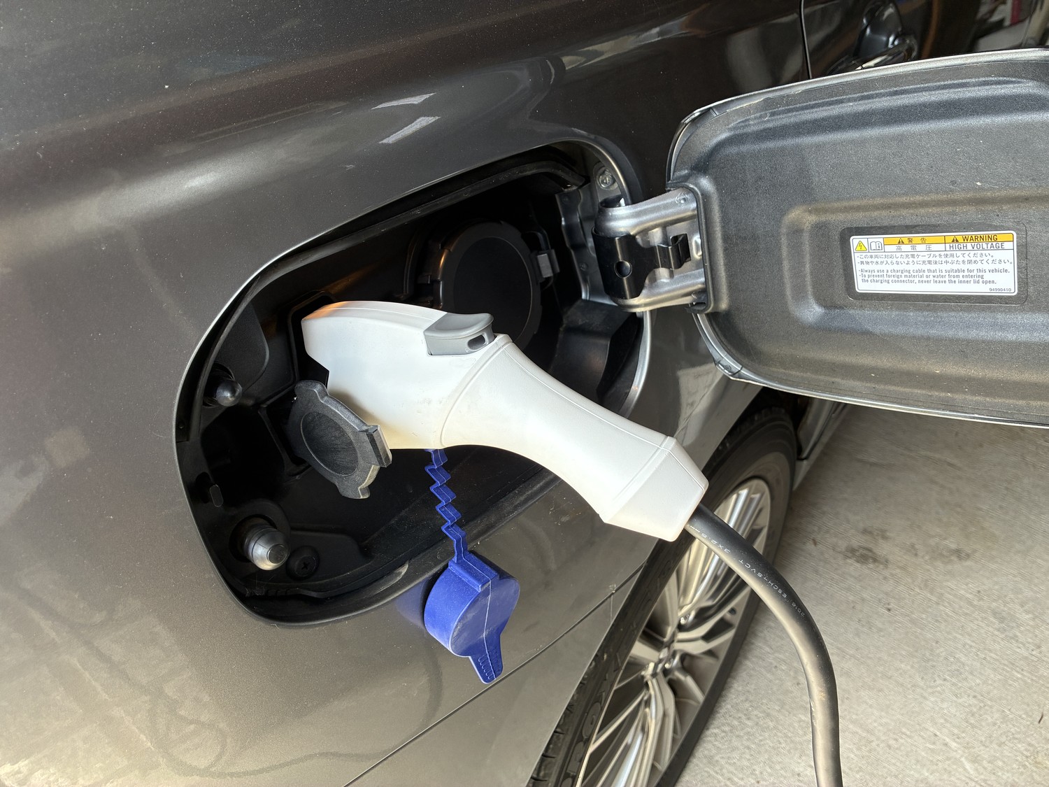 200Vの充電ケーブルをアウトランダーPHEV（GG3W）に挿したところ