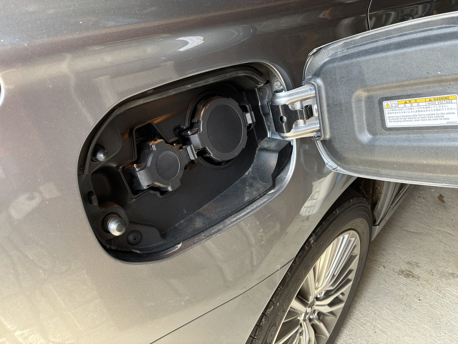 いまのアウトランダーPHEV（GG3W）の充電リッドを開けたところ