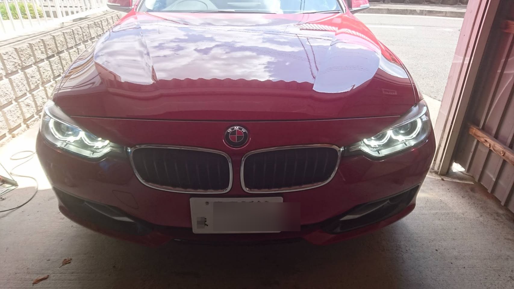 デイライトが点灯した赤いBMW F31のフロント