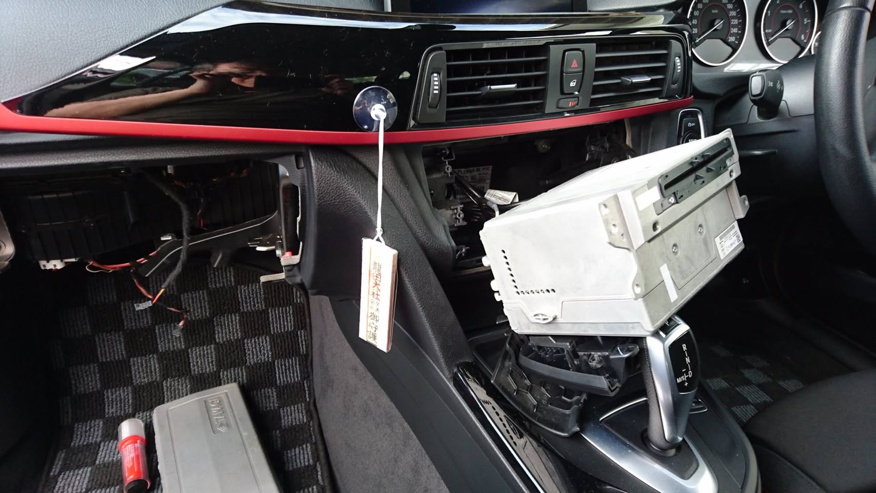 BMW F31のダッシュボードから純正ヘッドユニットを引き出したところ