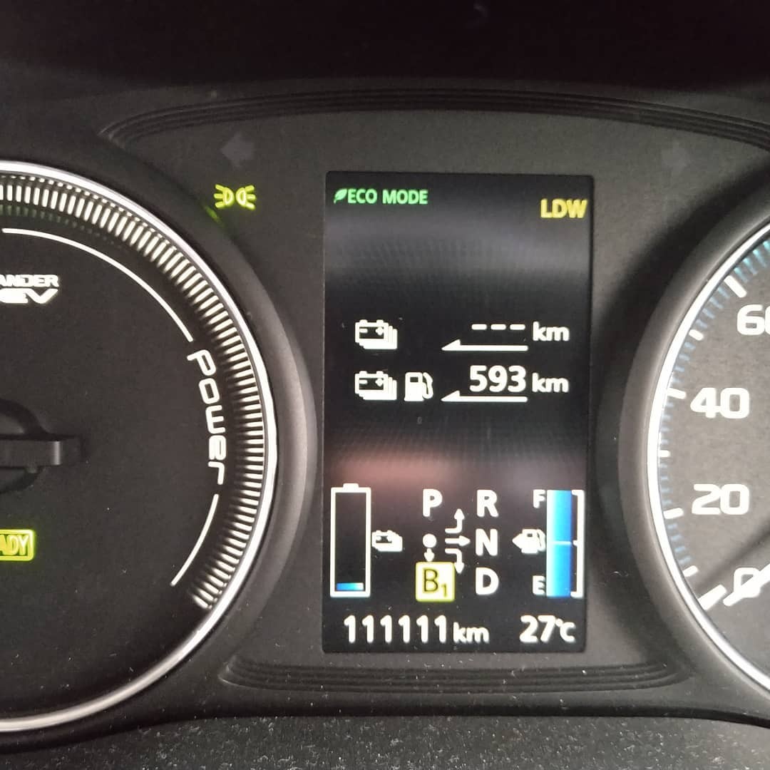アウトランダーPHEVのメーター。走行111,111km
