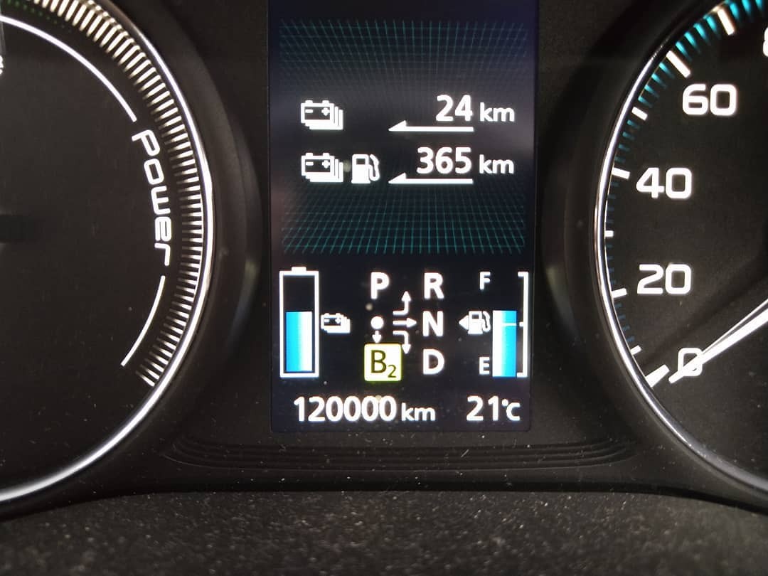 アウトランダーPHEVのメーター。走行120,000km