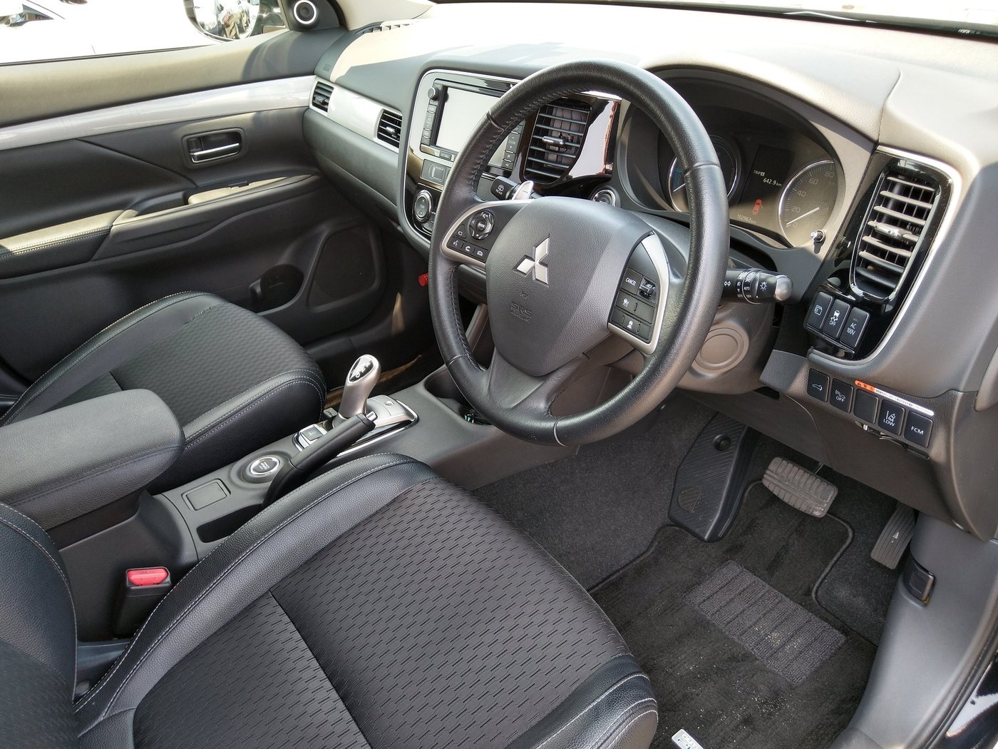 アウトランダーPHEV GG2Wの運転席とステアリング