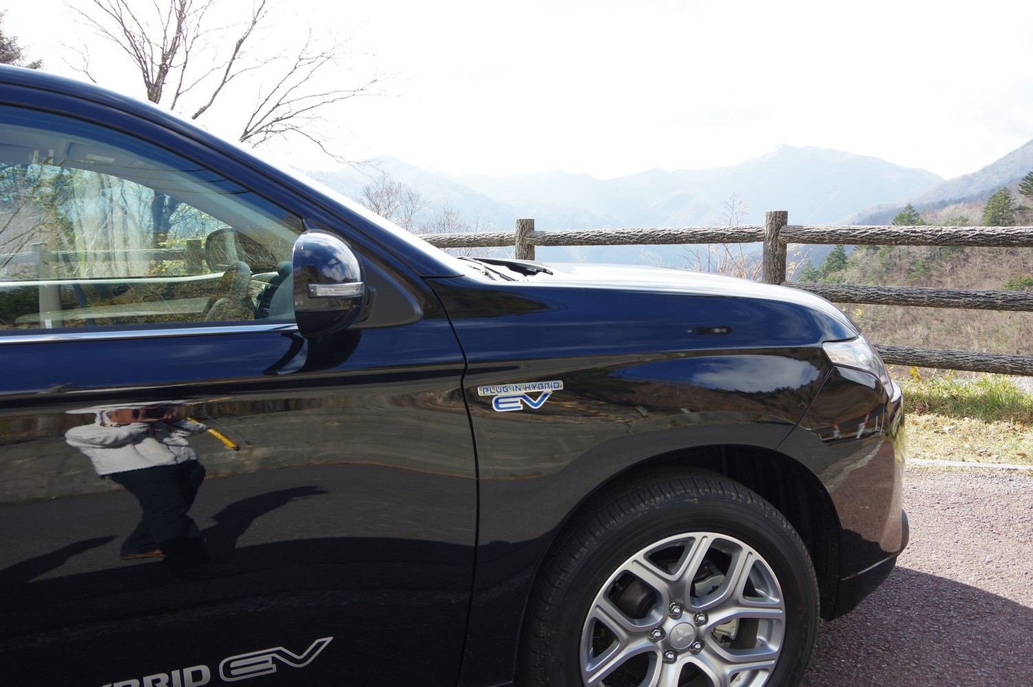 アウトランダーPHEVのフェンダーに付いた「EV」のエンブレム