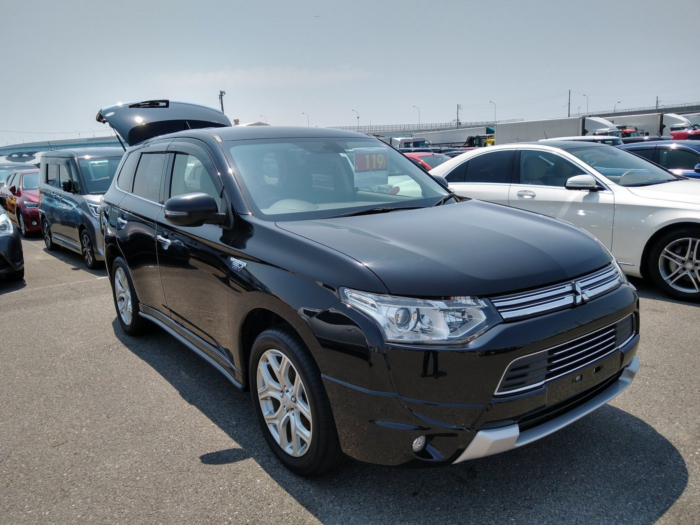 三菱アウトランダーPHEV GG2W（黒）を前方から見たところ