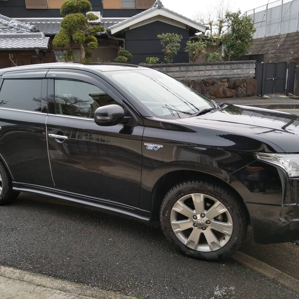黒いアウトランダーPHEV GG2Wの外観
