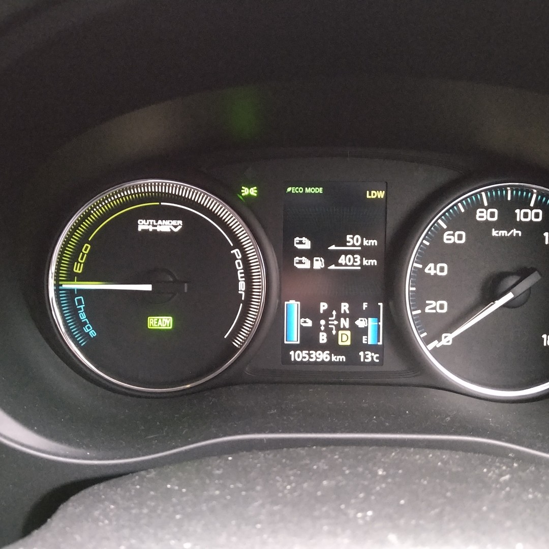アウトランダーPHEVのメーター。EV走行可能距離50km、走行105,396km