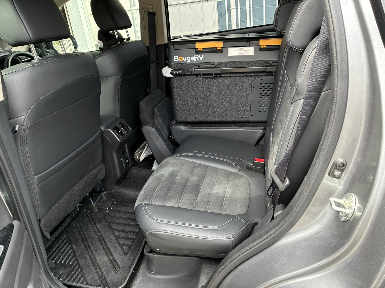 アウトランダーPHEV（GG3W）の2列目シート。運転席側には車載冷蔵庫を積んだまま