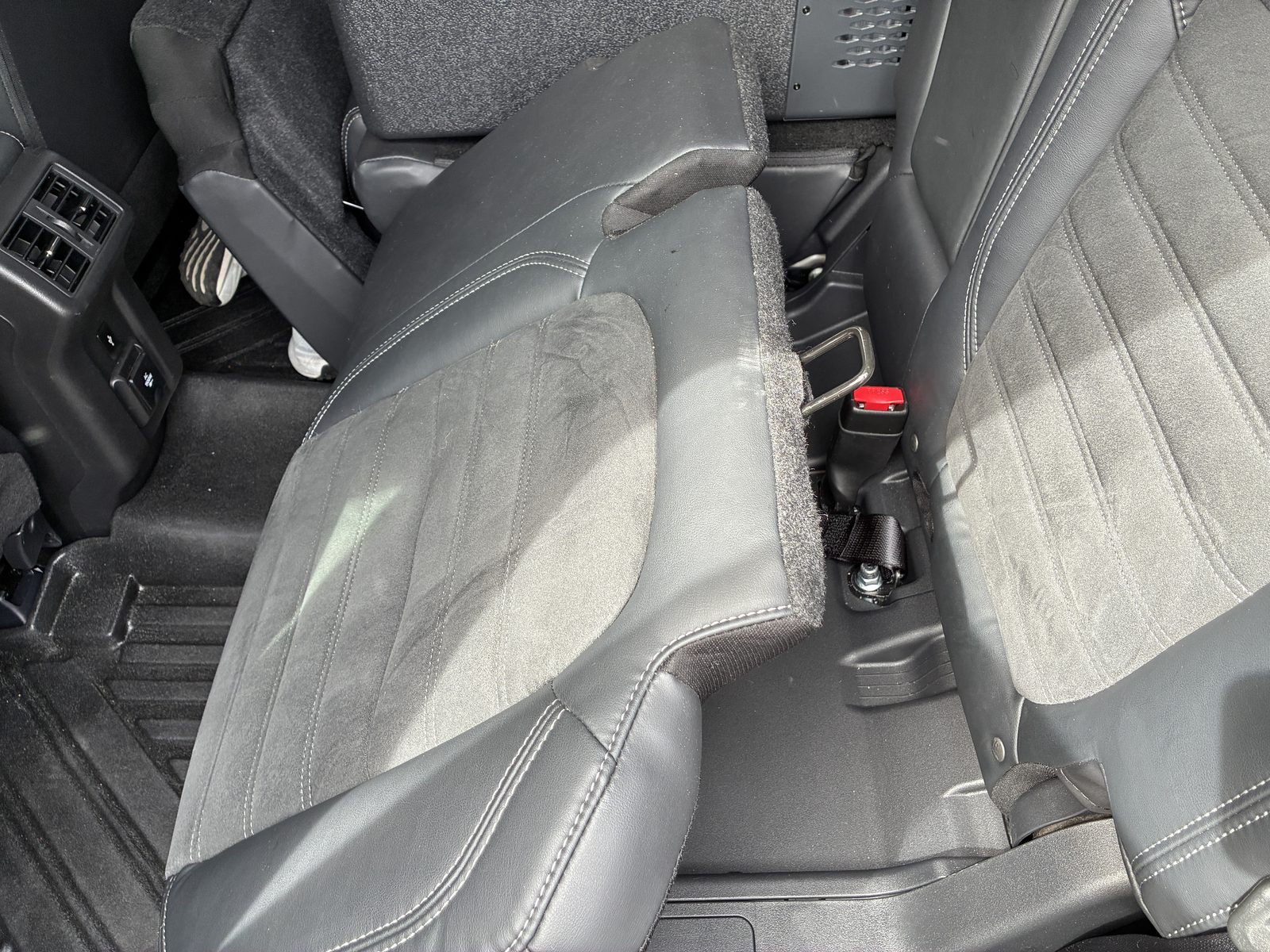 アウトランダーPHEV GG3Wの2列目座面を前方に跳ね上げたところ
