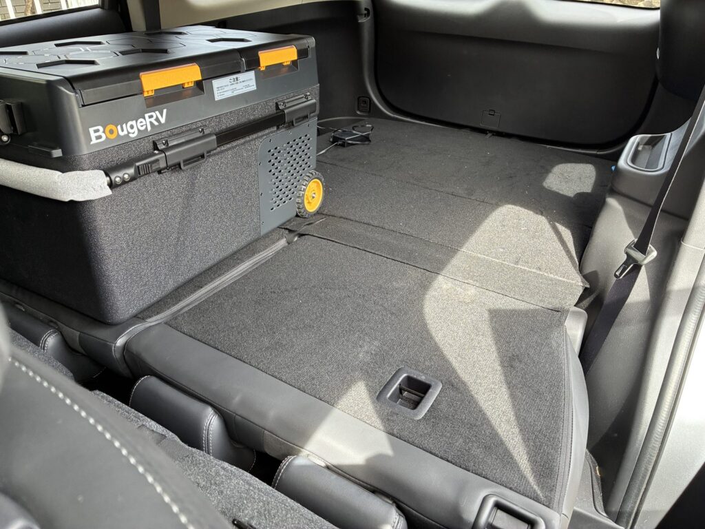 アウトランダーPHEV GG3Wのフルフラット空間を荷室側から見たところ