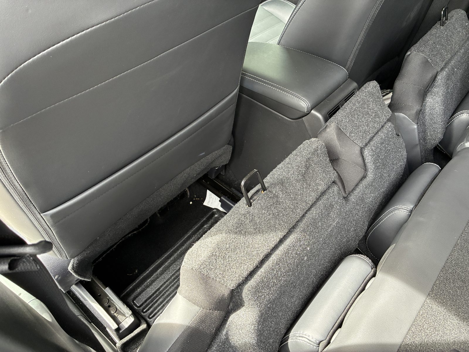 前席側から見たアウトランダーPHEV GG3Wのフルフラットな床面