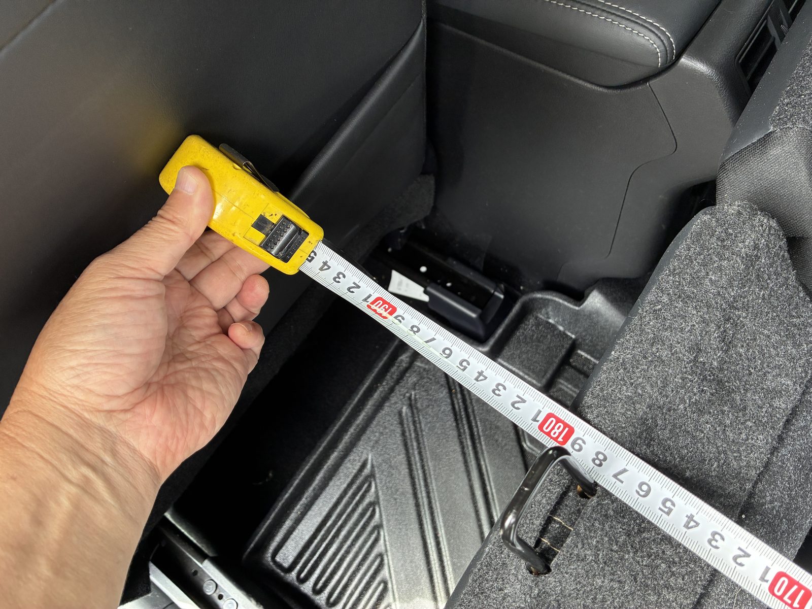 アウトランダーPHEV GG3Wのフルフラット長をメジャーで実測。ほぼ2m