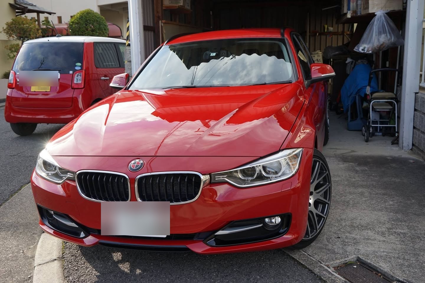 ガレージ前に停まった赤いBMW 3シリーズツーリング F31