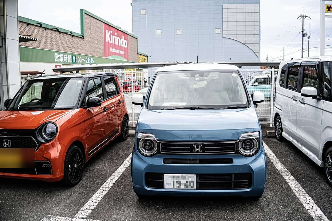 納車日、ホンダディーラーの駐車場に停まる水色のN-WGNと隣のオレンジのN-ONE