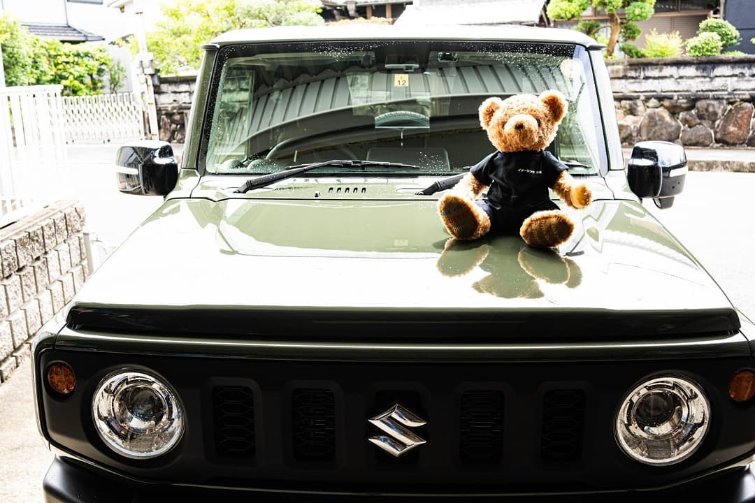 納車日、ジムニーのボンネットに座らせたクマのぬいぐるみ