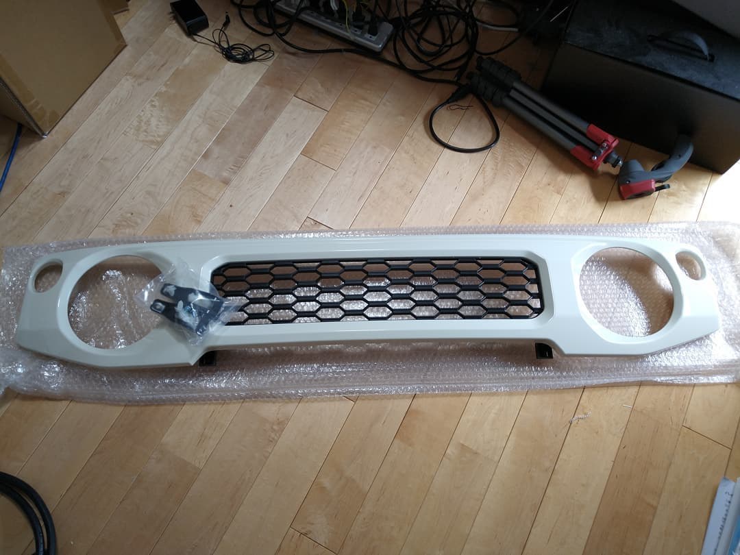 梱包を解いたジムニーJB64用の社外グリル