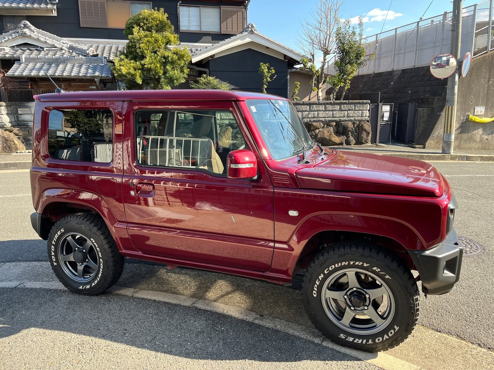 赤いジムニーJB64に装着したトーヨータイヤ・オープンカントリーR/Tのホワイトレタータイヤ