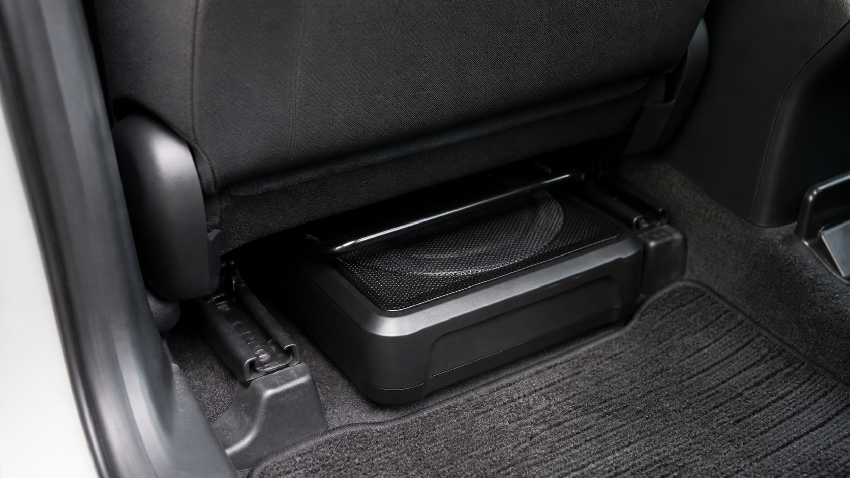 ksc sw11 ts wx130da 比較 車内の低音を補強するパワードサブウーファーの役割とシート下設置型の魅力