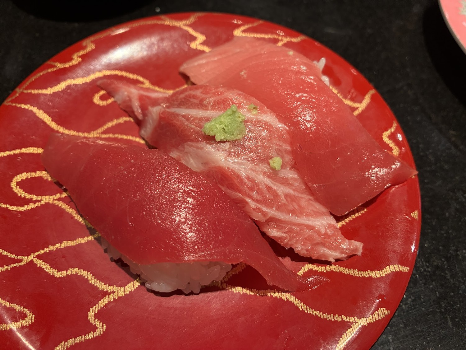 すし玉の本まぐろ三種盛。赤身・中トロ・大トロの3点