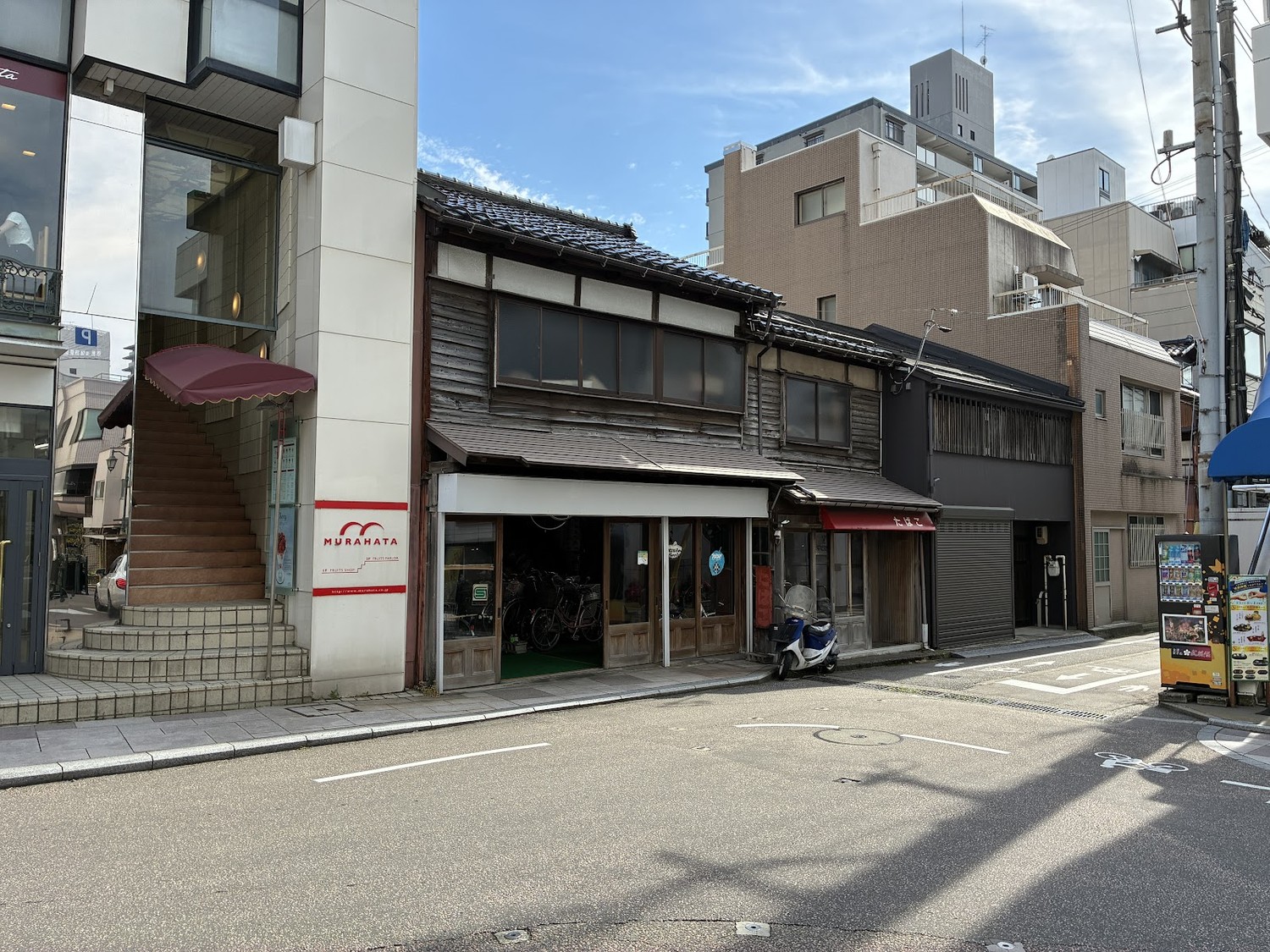 金沢の町並み。格子の建物が残る通り