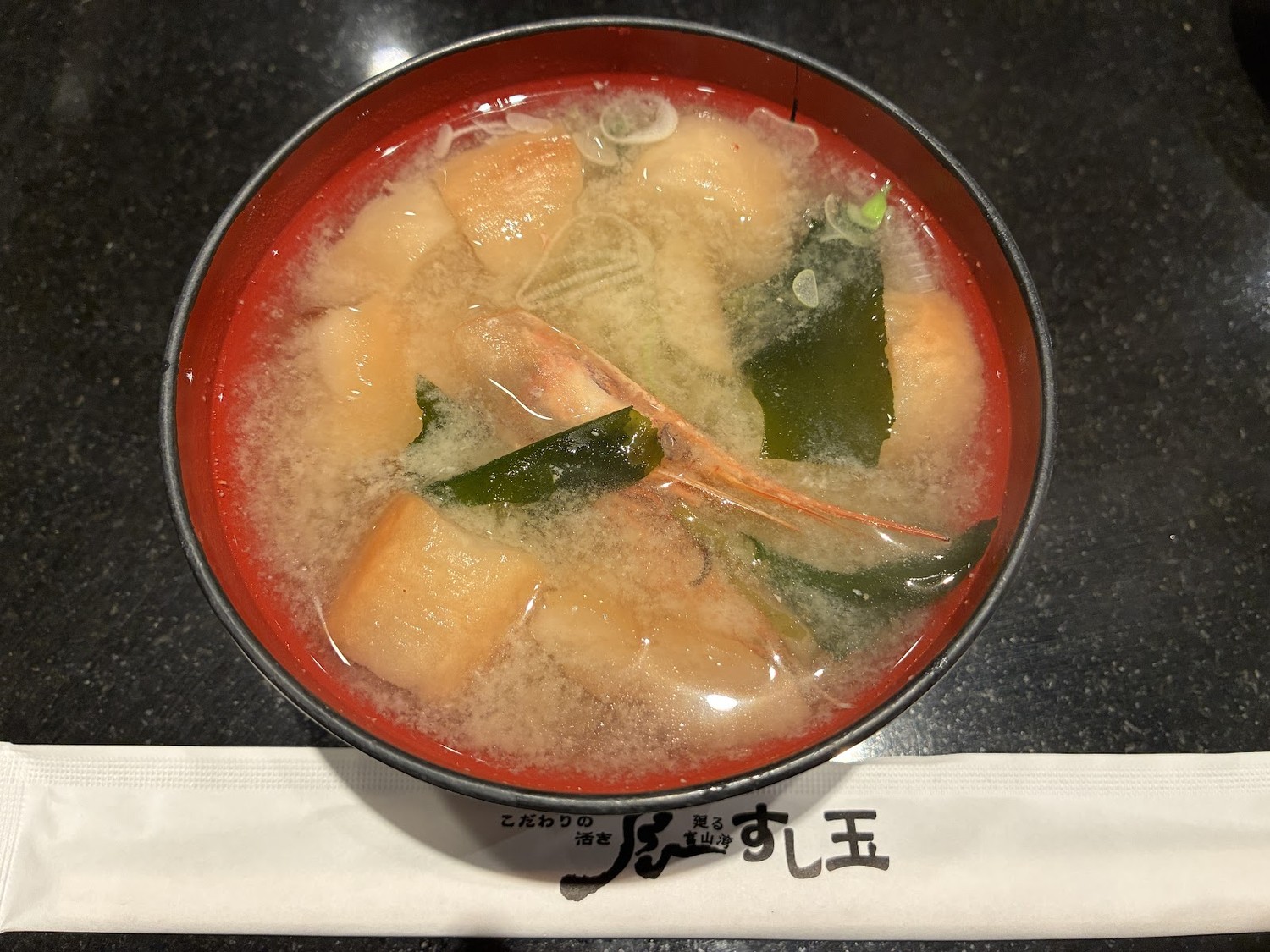すし玉の汁物。無料でお代わり自由