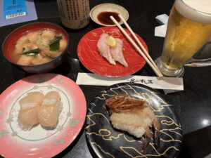 すし玉のカウンター。ビールの左がのどぐろ、その下がガスエビ