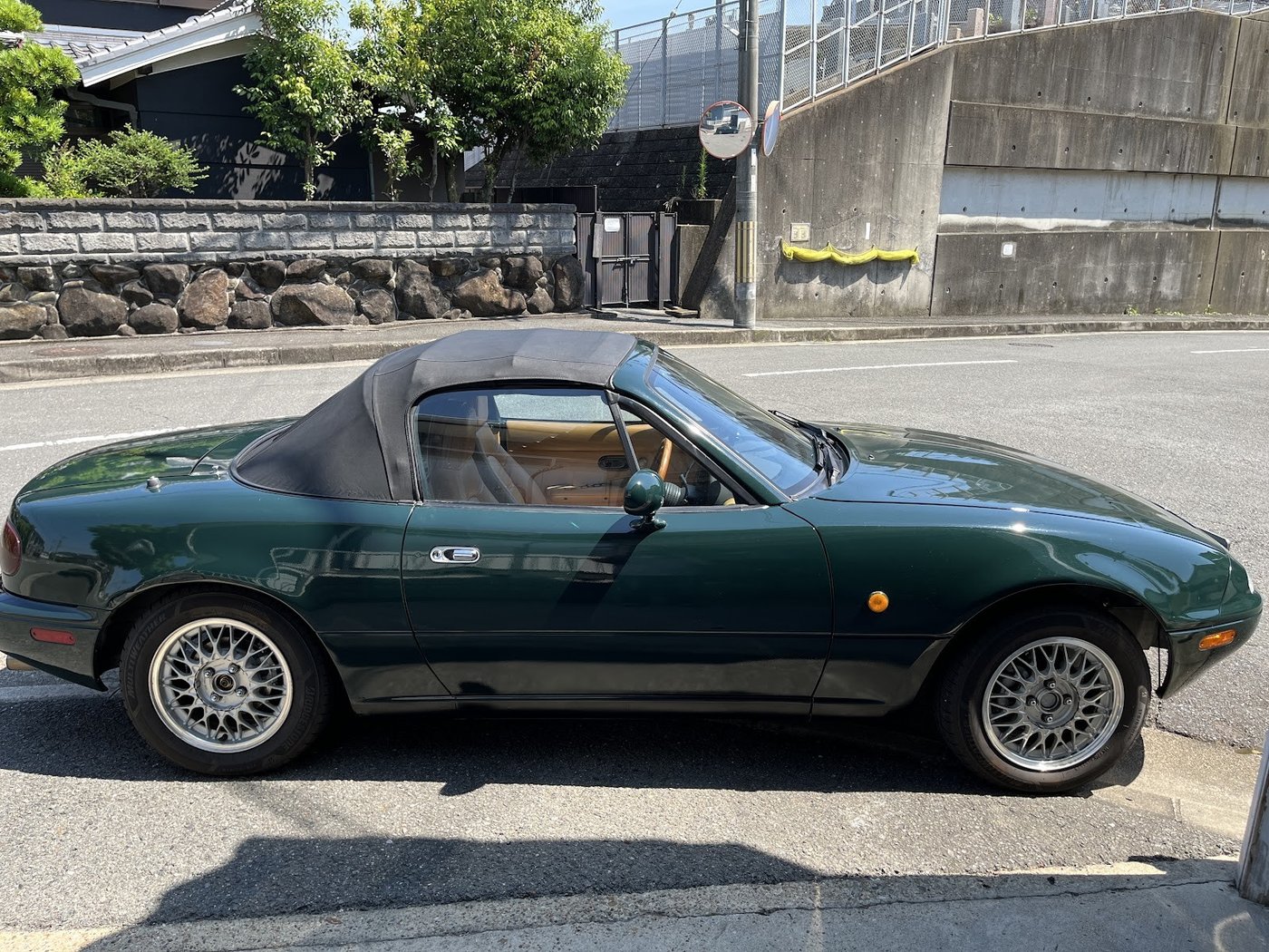 幌を閉じたユーノス ロードスター Vスペシャル（ブリティッシュグリーン）
