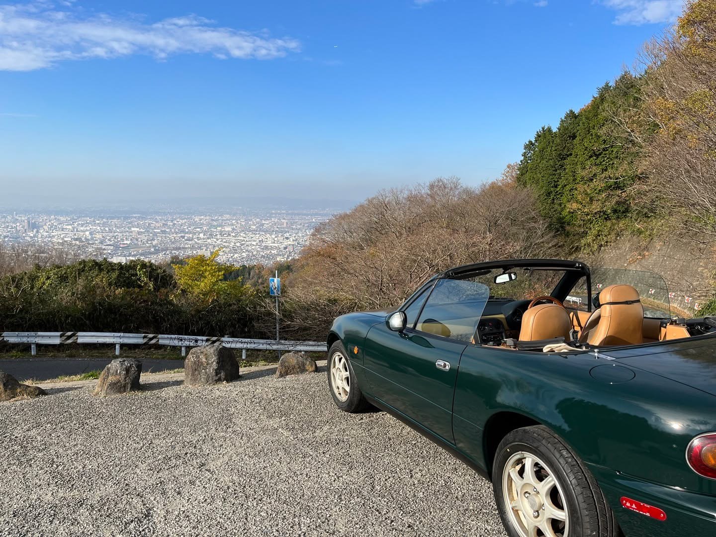 十三峠展望台に停まったブリティッシュグリーンのユーノス ロードスター Vスペシャル