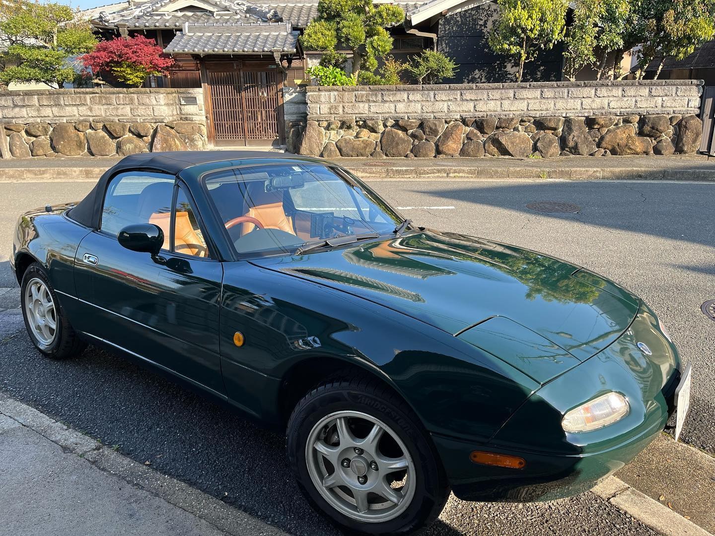 幌を閉じたブリティッシュグリーンのユーノス ロードスター