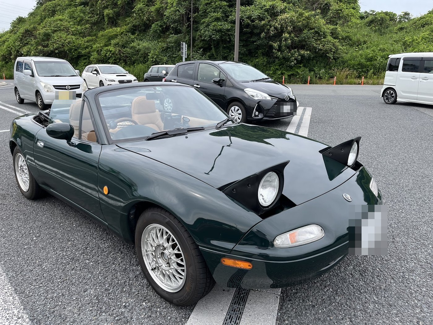 リトラクタブルヘッドライトを上げたユーノス ロードスター