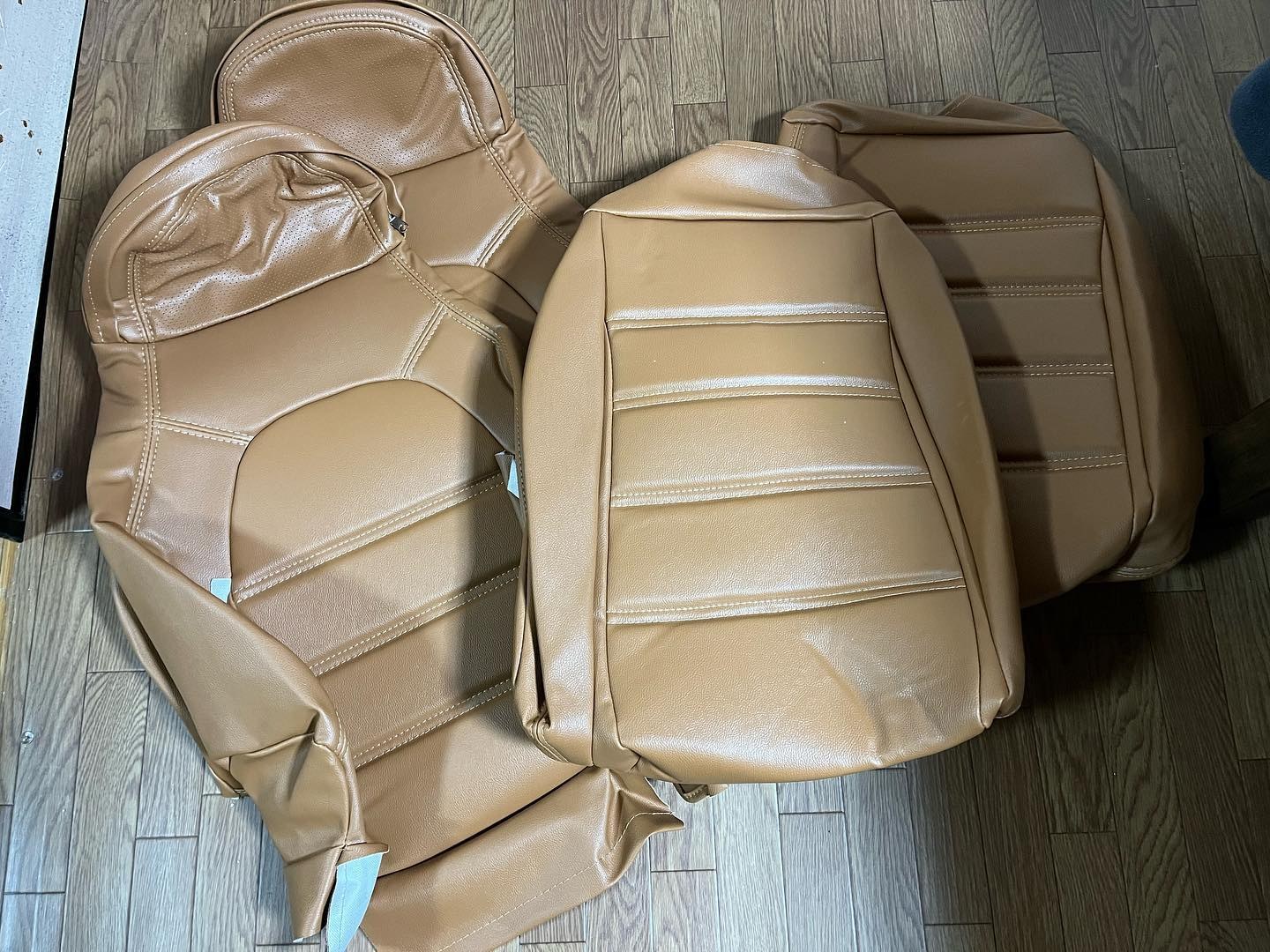 Amazon USから届いたNAロードスター用のタンカラーのシート張り替えキット