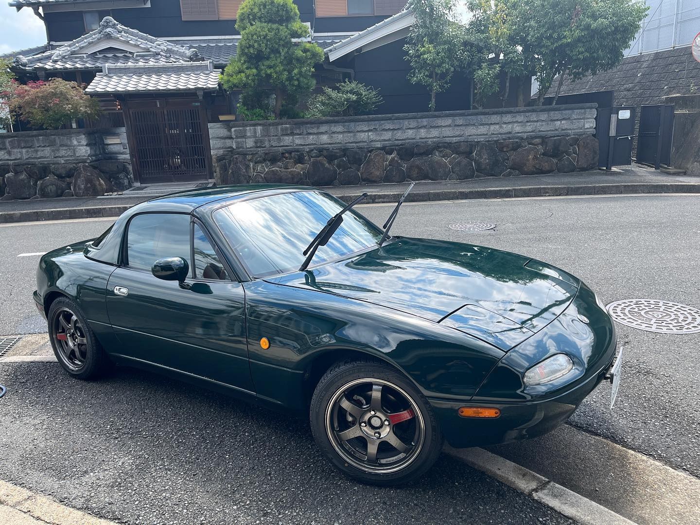 TE37 SONIC SLを履いたブリティッシュグリーンのユーノス ロードスター