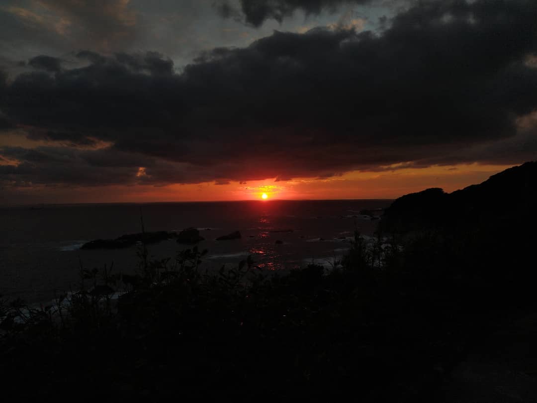 四国の岬から見た、海に沈む夕日