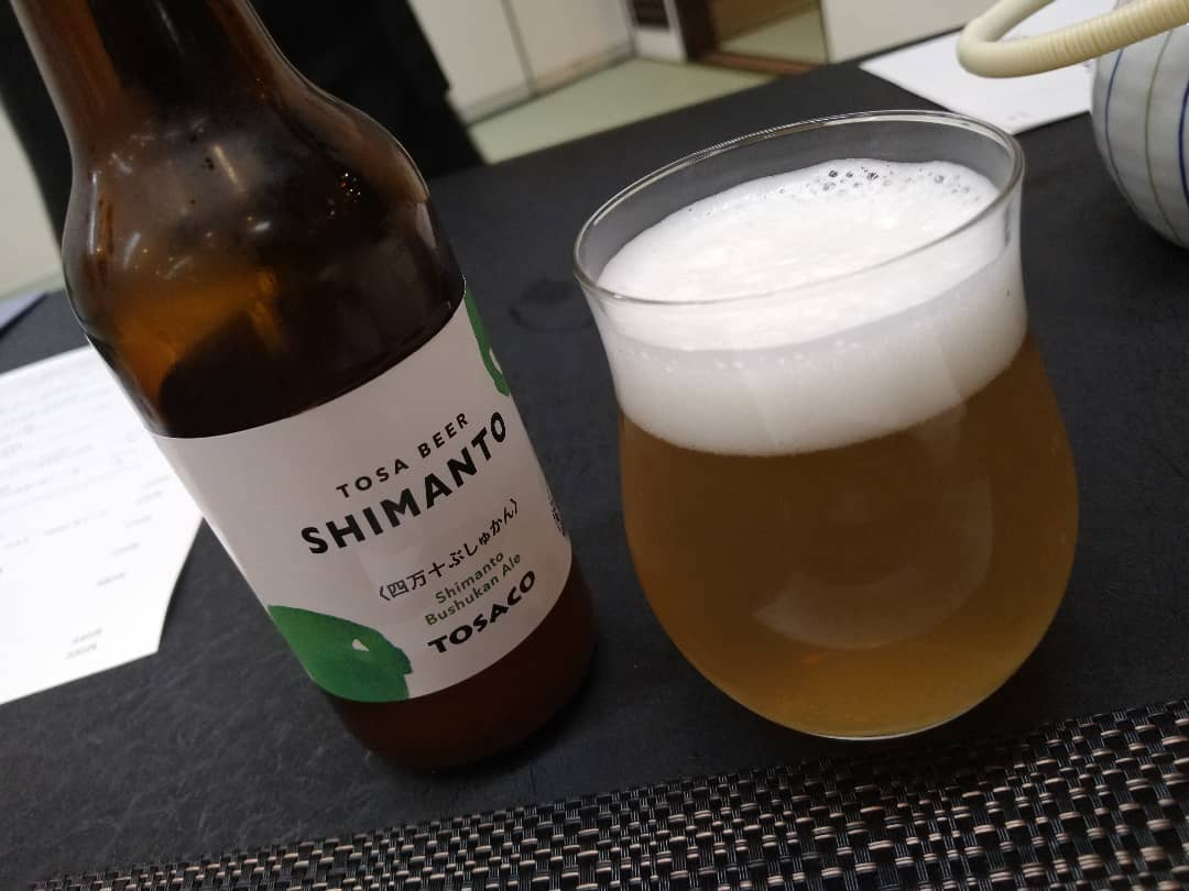 四万十ぶしゅかんエールの瓶とグラス。宿の食卓にて