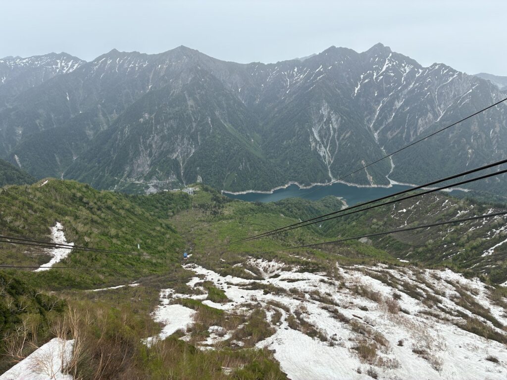 立山ロープウェイから見た黒部湖と黒部平方面
