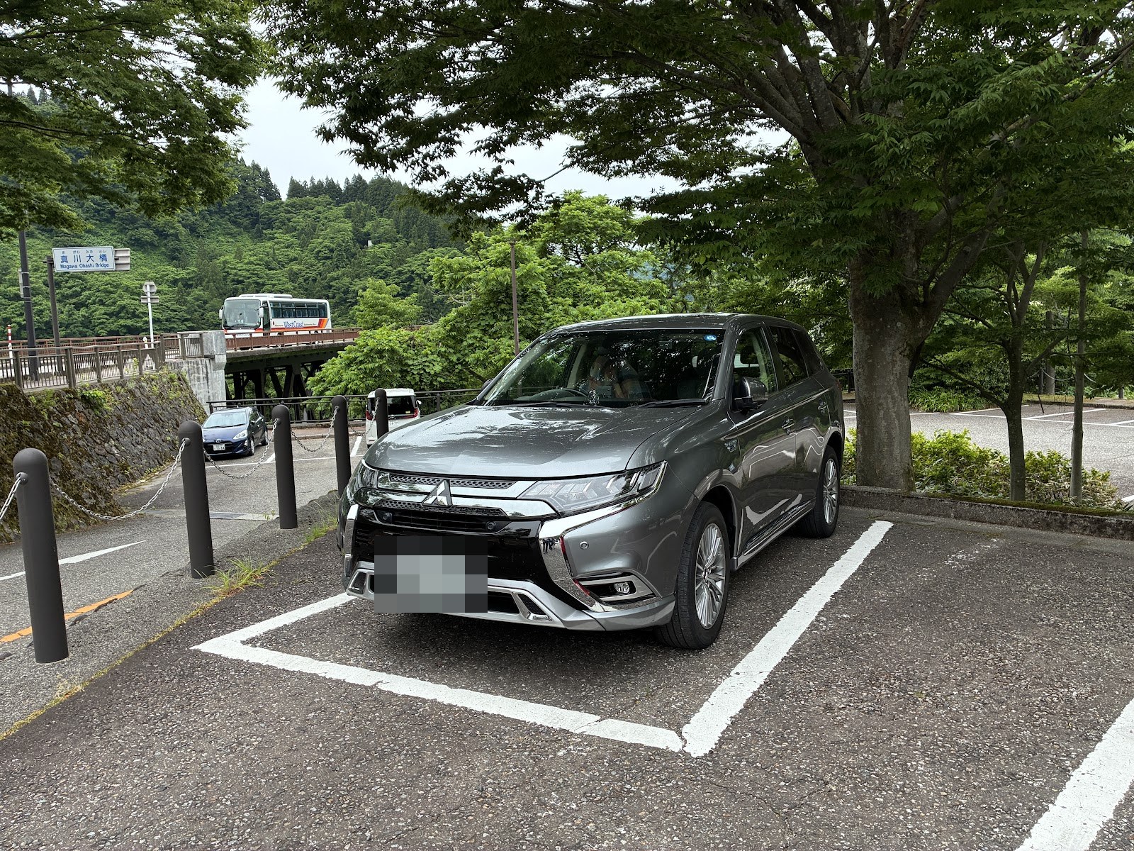 立山駅の無料駐車場に停めたアウトランダーPHEV GG3W。ナンバーは伏せています