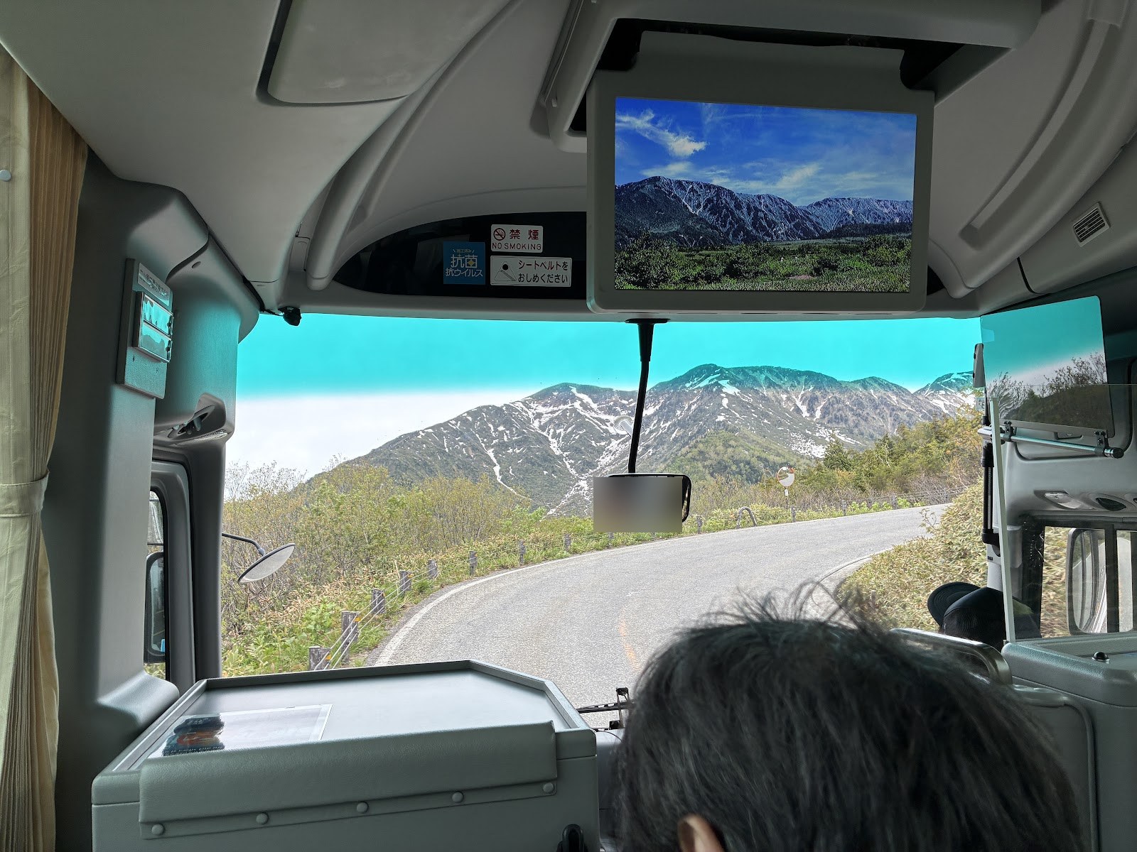 立山高原バスの車内から見た室堂へ向かう道