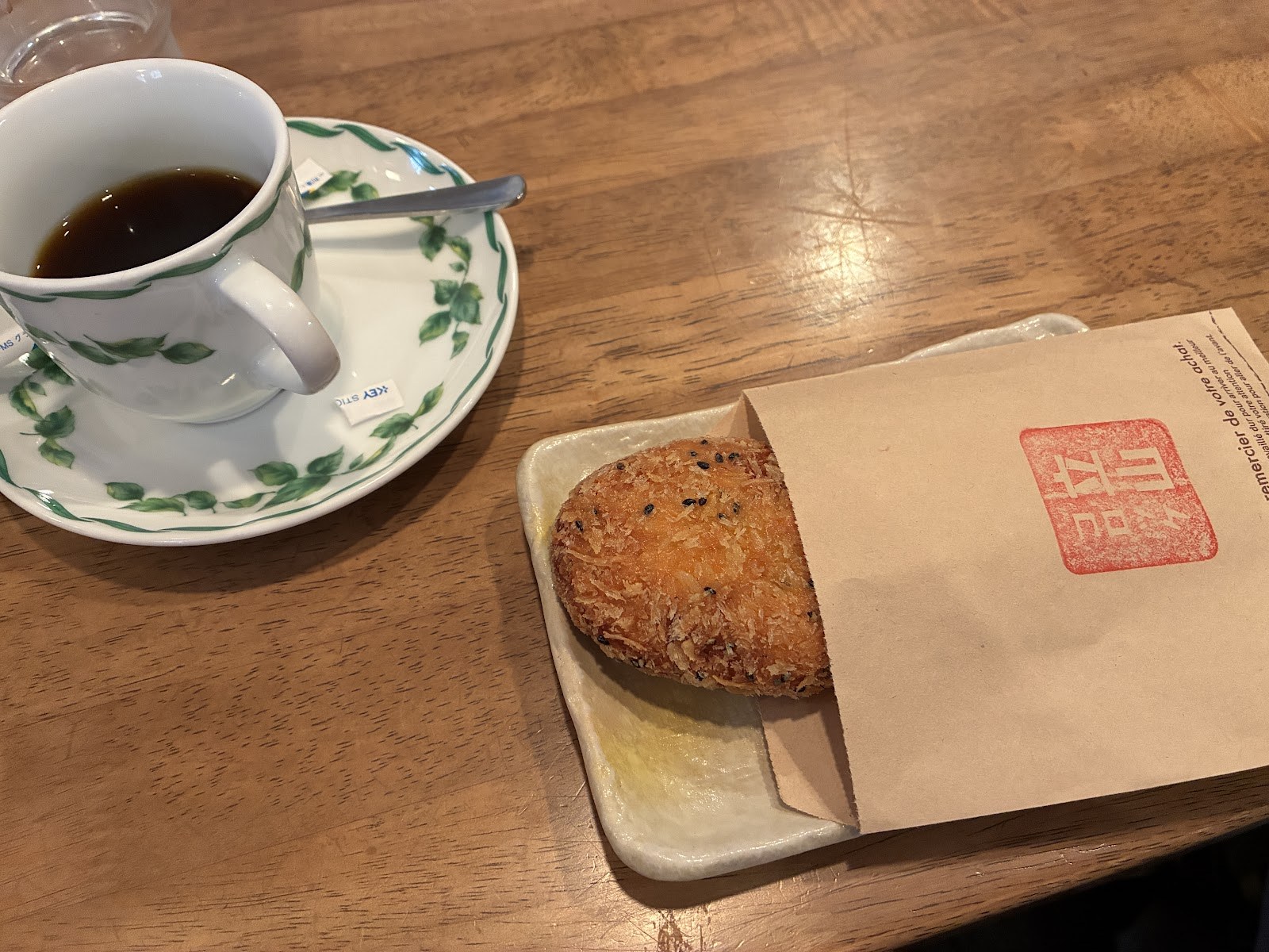 立山駅の喫茶店のコロッケとコーヒー。揚げたてで里芋感がある