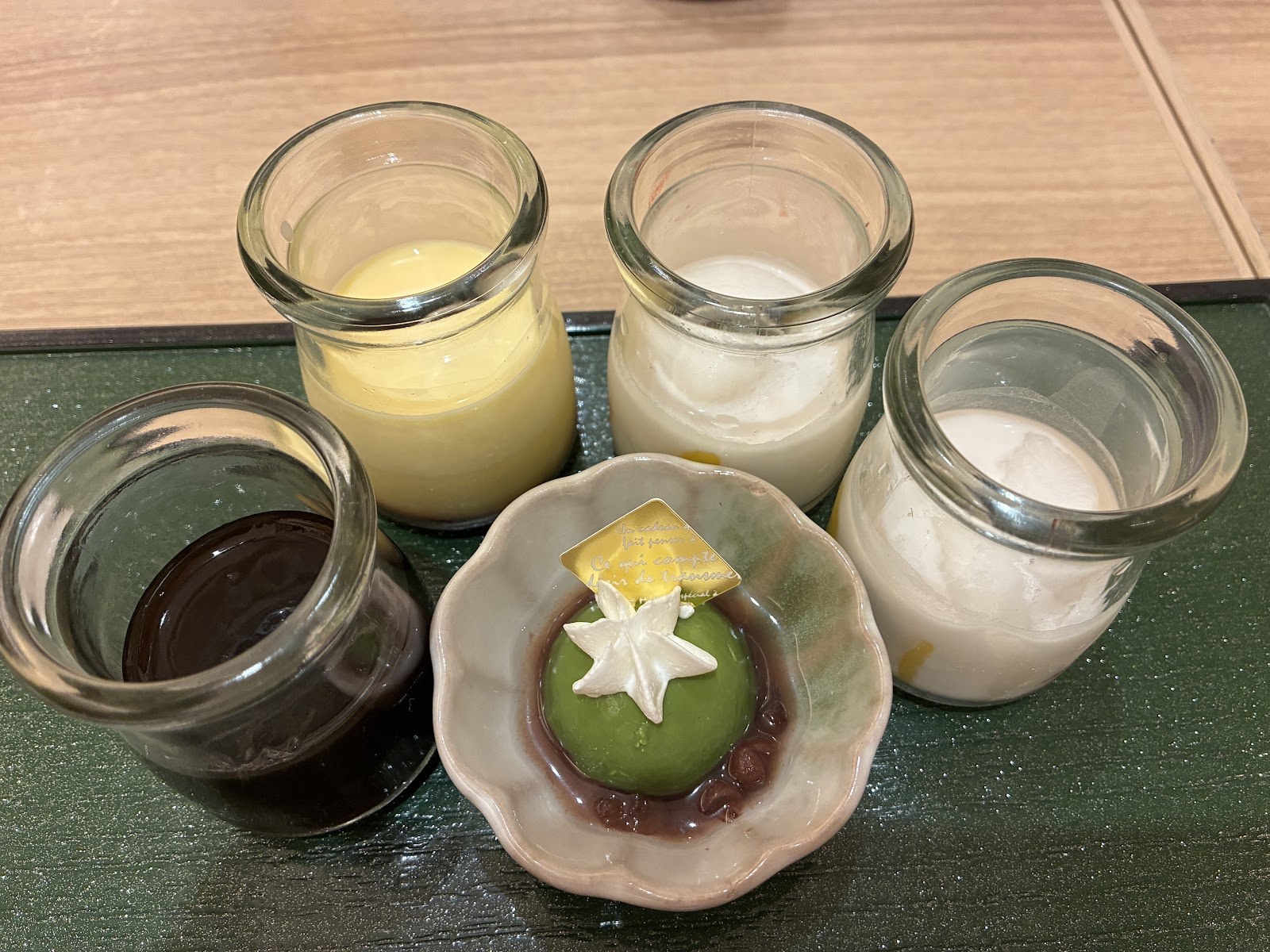 やまのはのデザート。プリンとわらび餅と抹茶