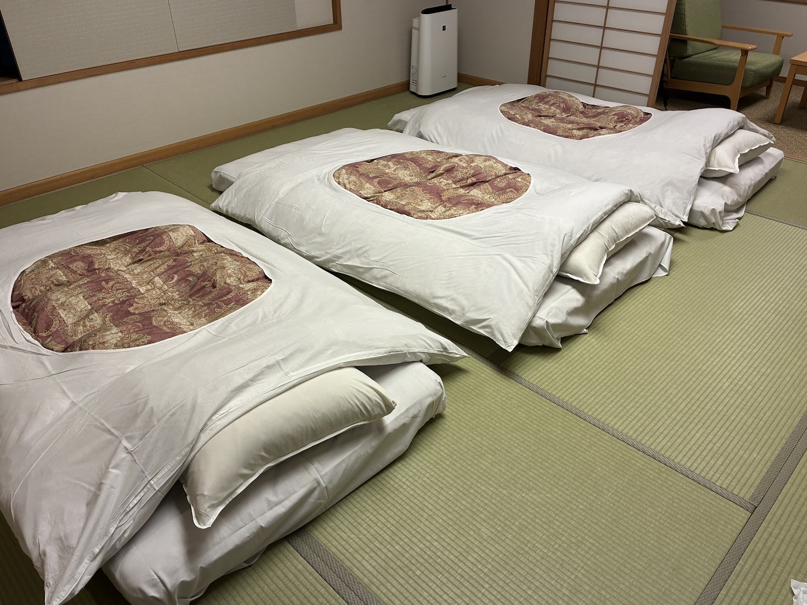 やまのはの和室に敷かれた3人分の布団