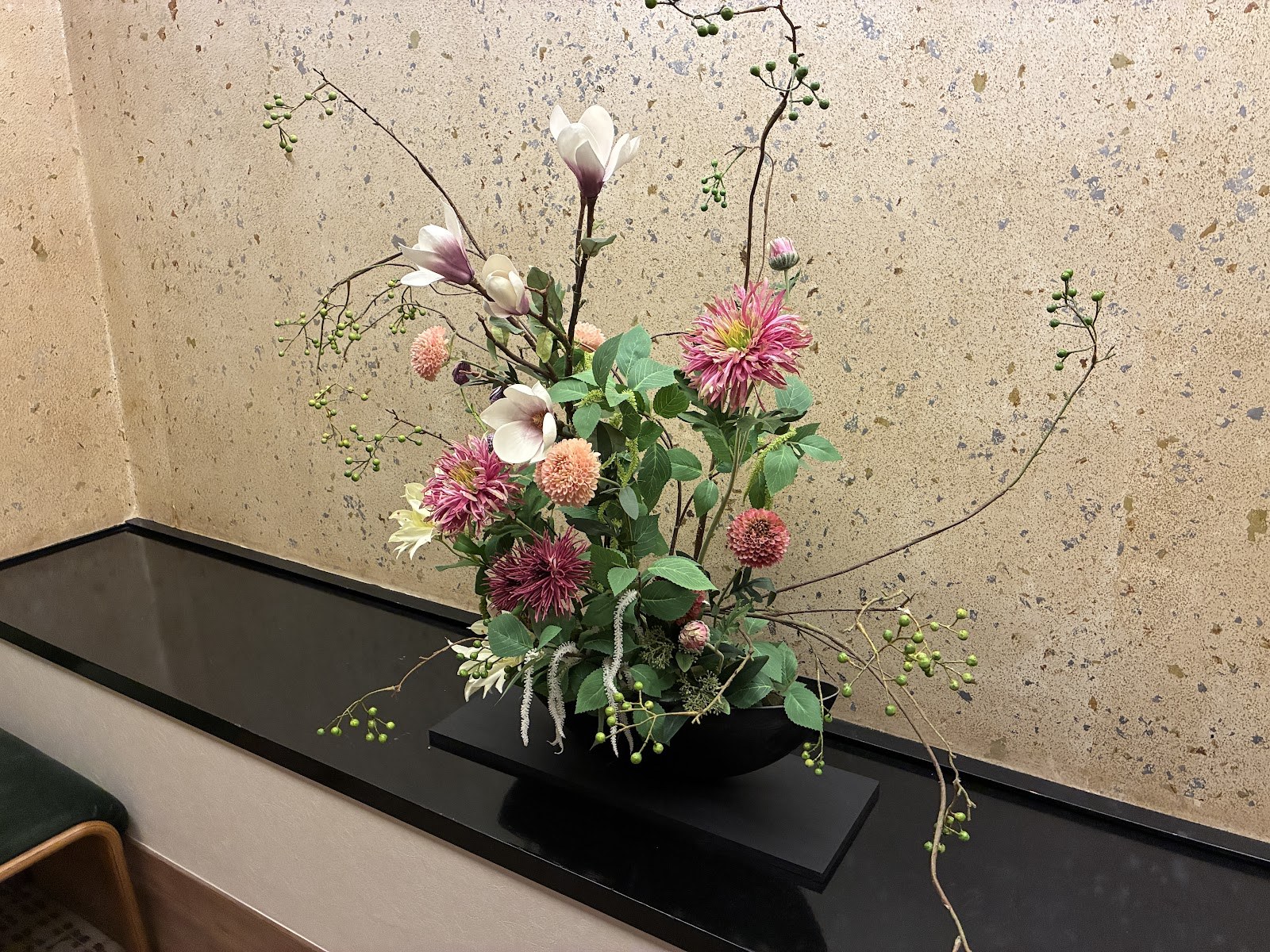 宇奈月温泉やまのは館内の生け花