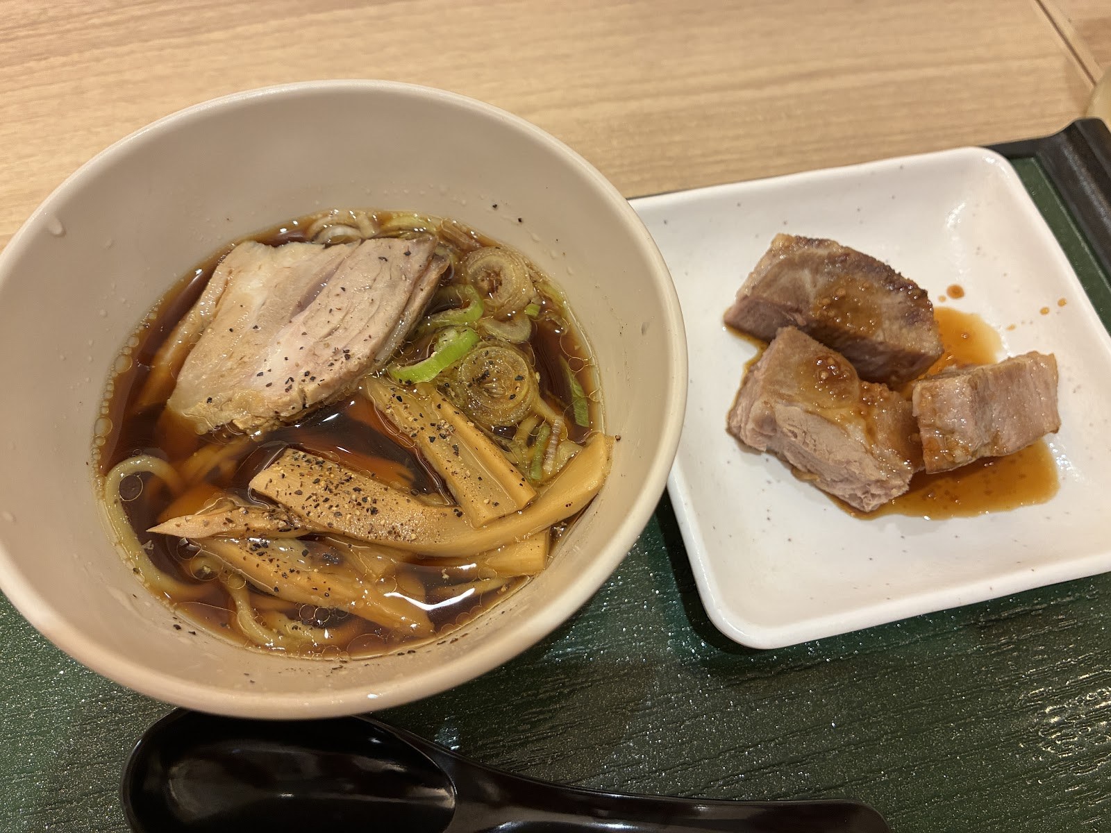 やまのはの夕食。富山ブラックラーメンと、とやまポークの鉄板焼き