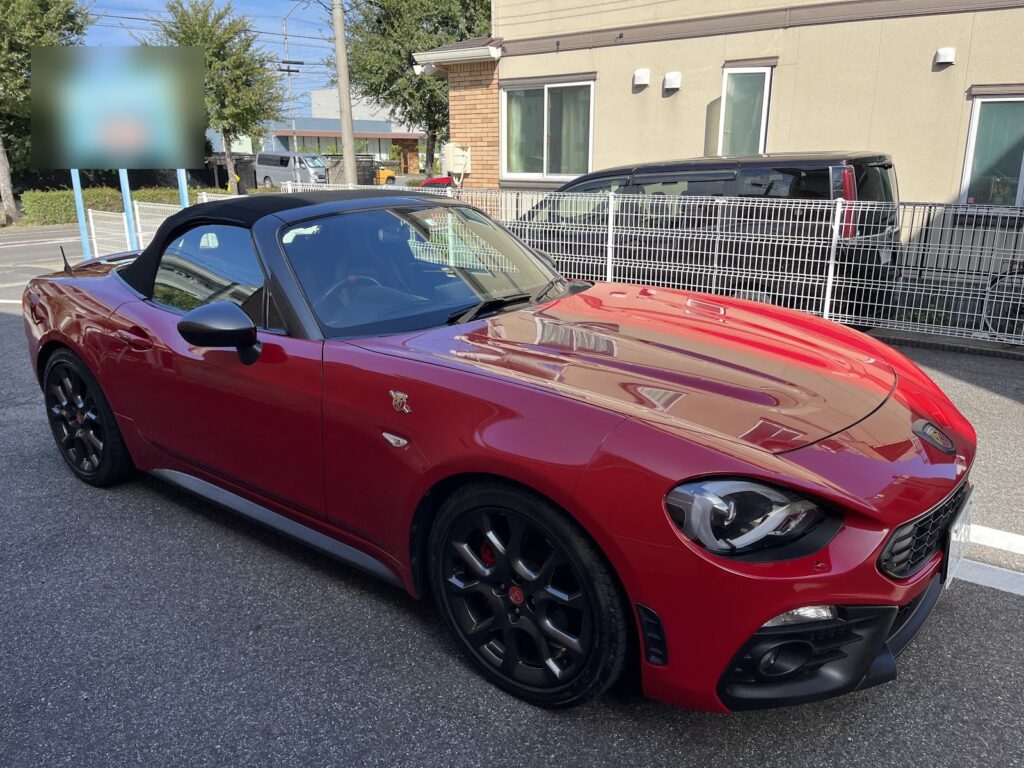 ヤフオクに出ていたアバルト124スパイダー（赤）を斜め前から見たところ
