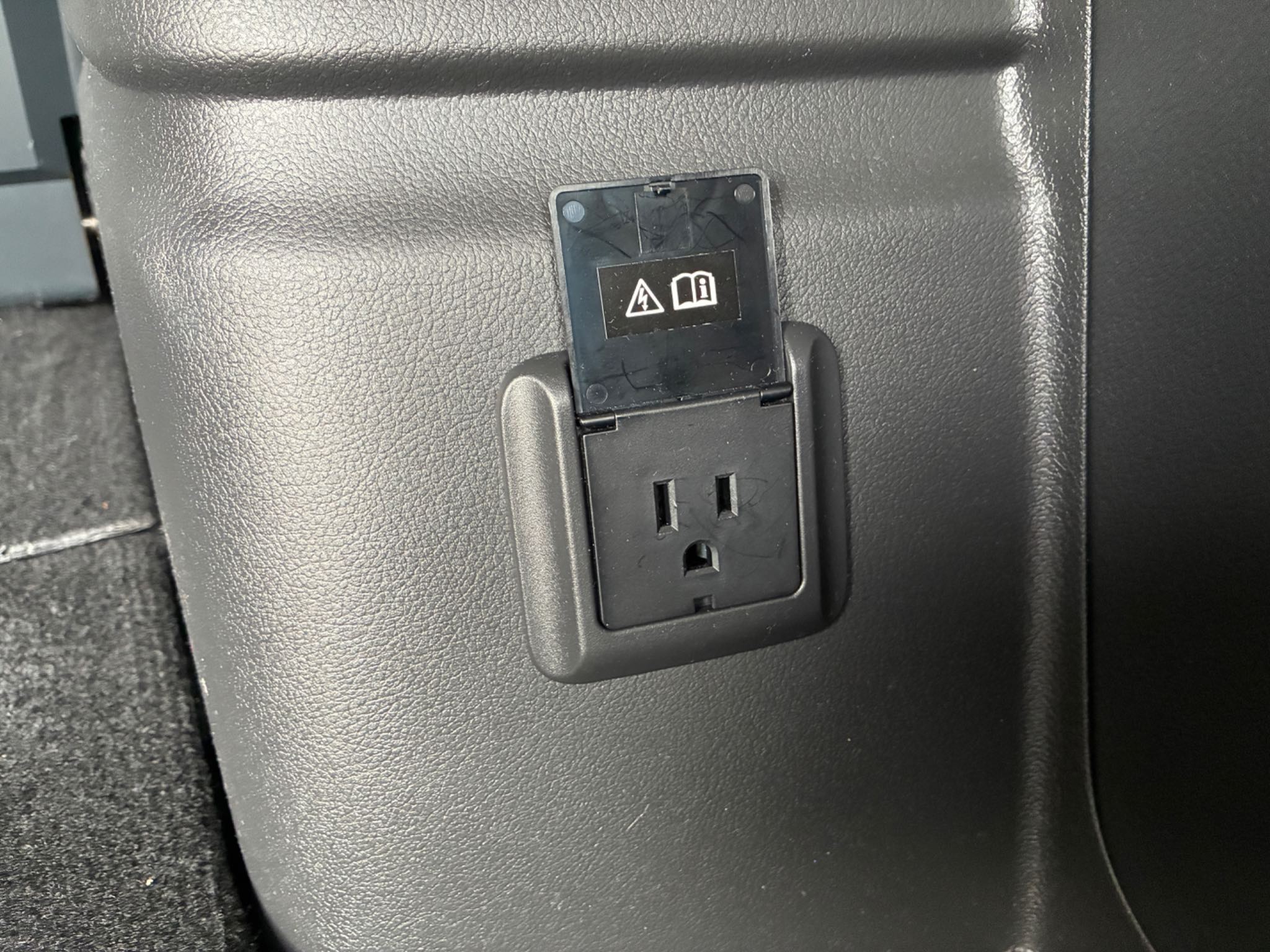 アウトランダーPHEVの二列目足元にあるAC100Vコンセント